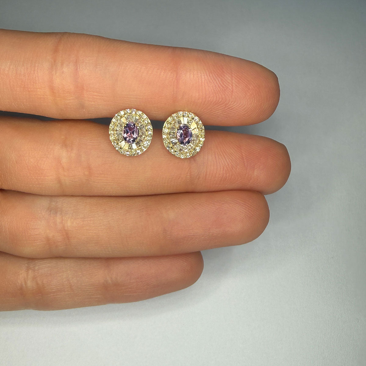 Aretes en oro amarillo 10K con amatista ovalada y halo de diamantes redondos y baguettes 0.40ctw