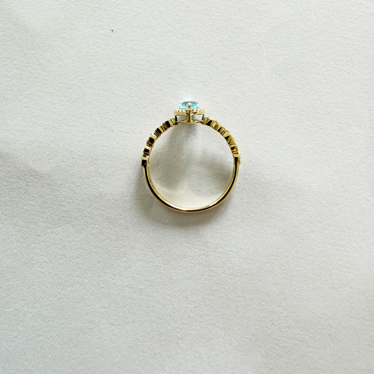 Anillo en oro amarillo 10K con topacio corte pera y diamantes 0.20ctw