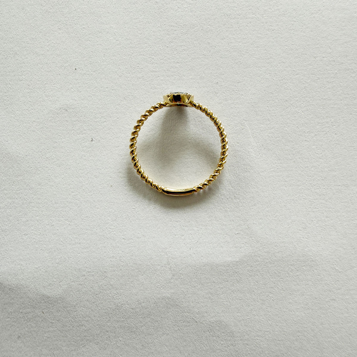 Anillo en oro amarillo 10K entorchado con diamante azul y halo de diamantes blancos 0.35ctw