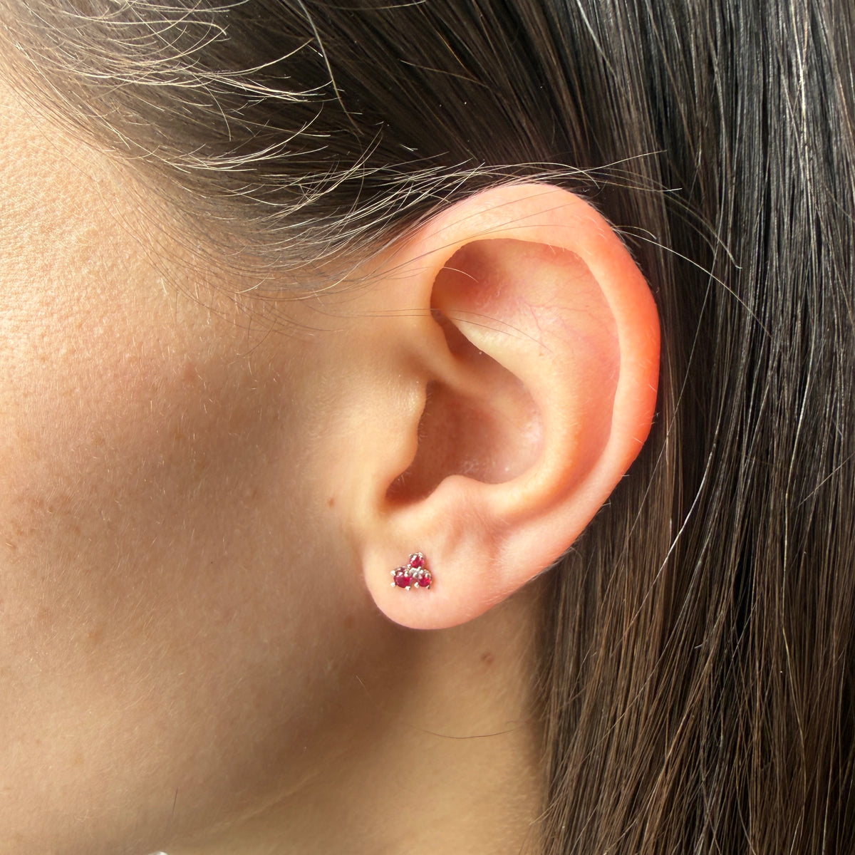 Aretes en oro blanco 14K con tres rubíes redondos