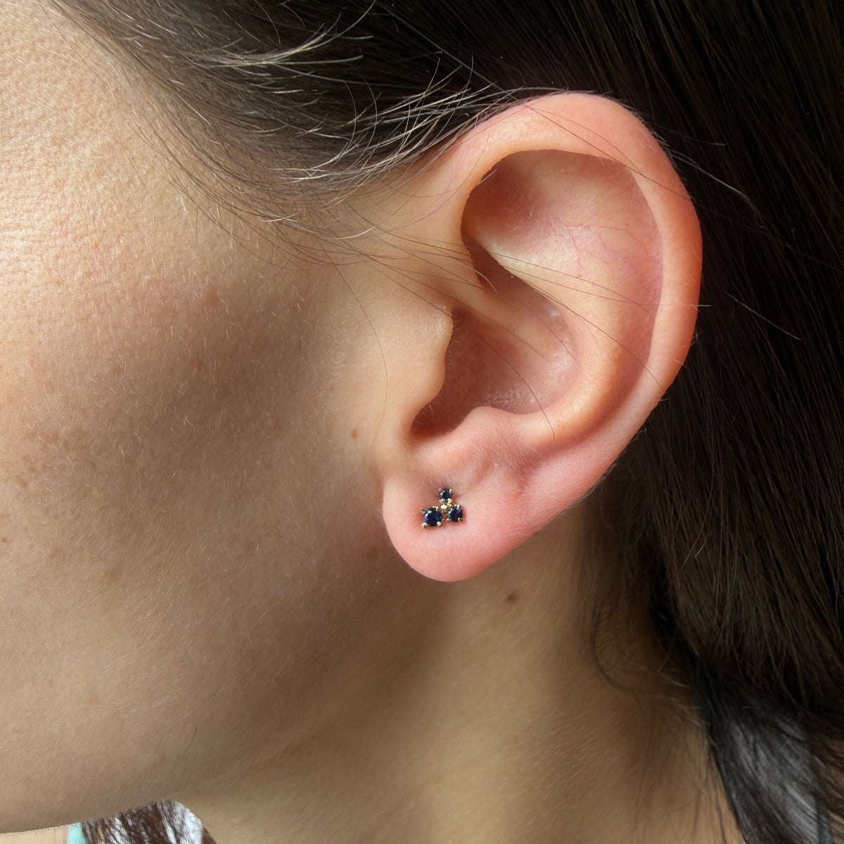 Aretes en oro amarillo 14K con tres zafiros redondos