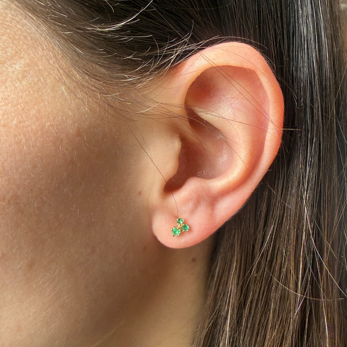 Aretes en oro amarillo 14K con tres esmeraldas redondas