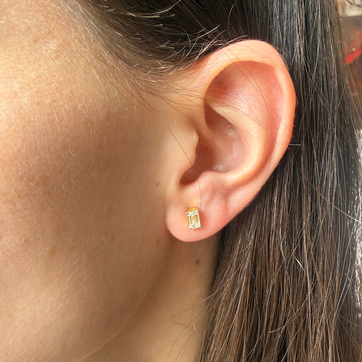 Aretes de plata con baño de oro amarillo studs de diamantes corte esmeralda de laboratorio 0.60ctw
