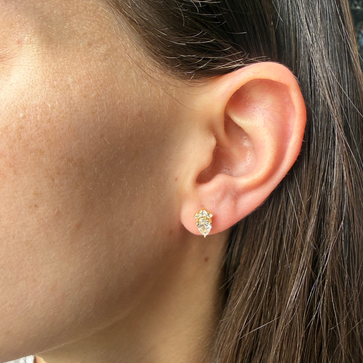 Aretes en oro amarillo 10K con diamantes de laboratorio corte pera y redondos 1ctw