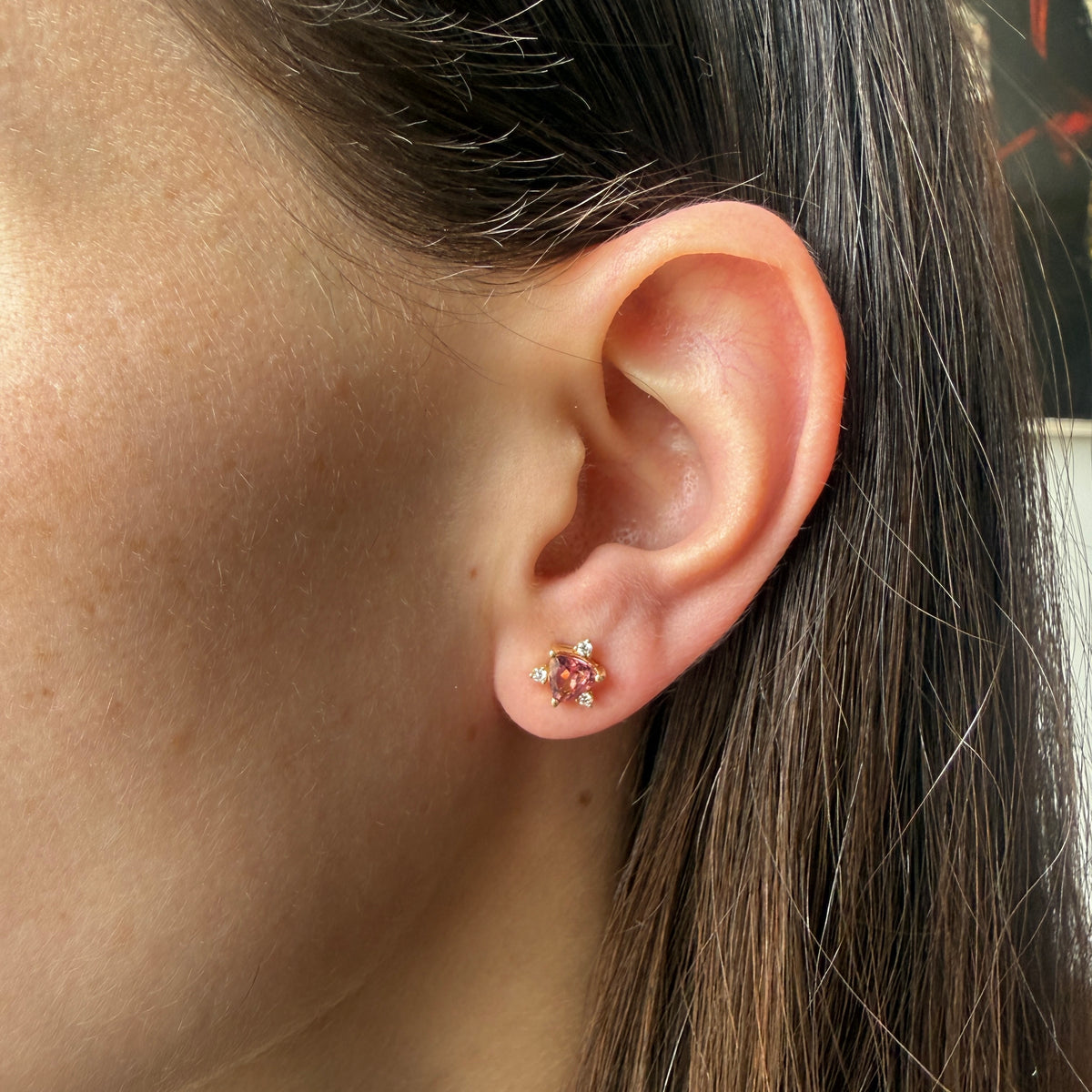 Aretes en oro amarillo 10K con turmalina rosa y diamantes de laboratorio 0.08ctw