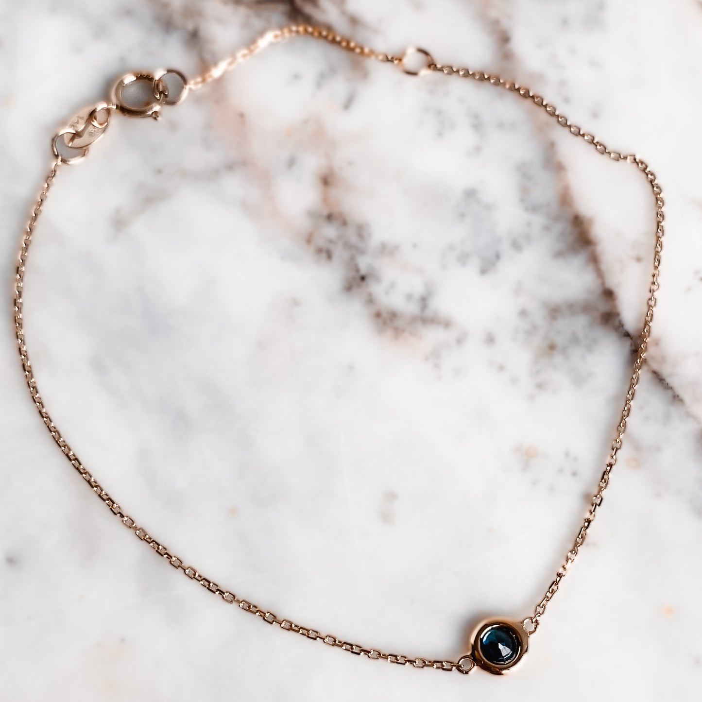 Pulsera en oro amarillo 14K con zafiro biselado