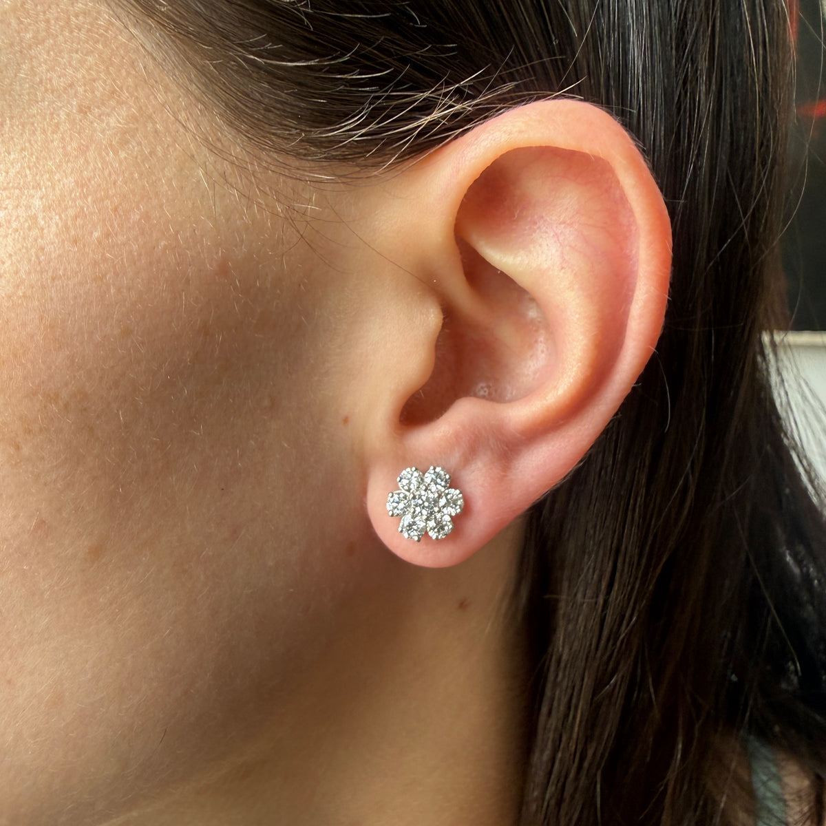 Aretes en plata studs cluster de diamantes de laboratorio 1.5ctw con broche rosca