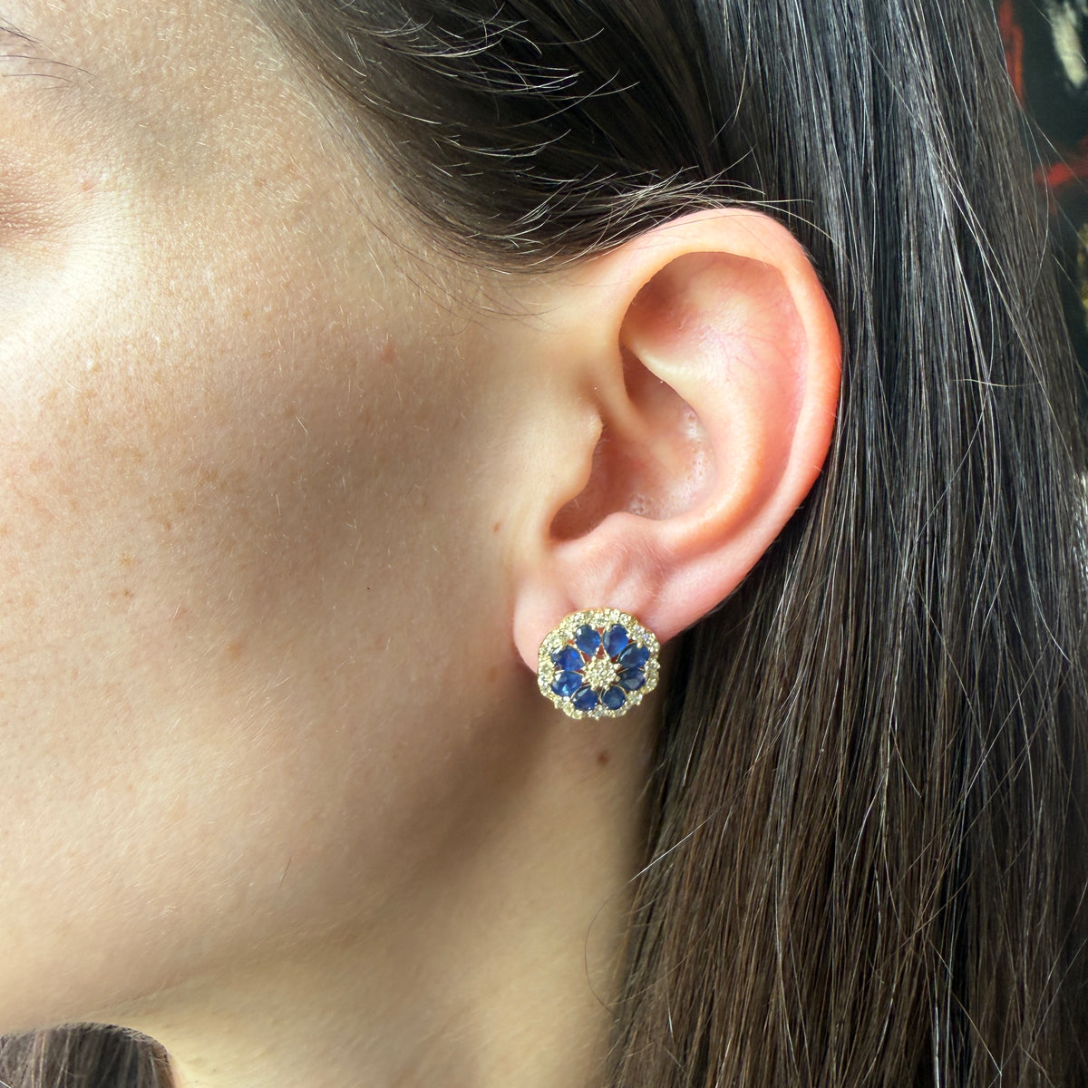 Aretes en oro amarillo 10K en forma de flor con zafiros y diamantes 0.75ctw