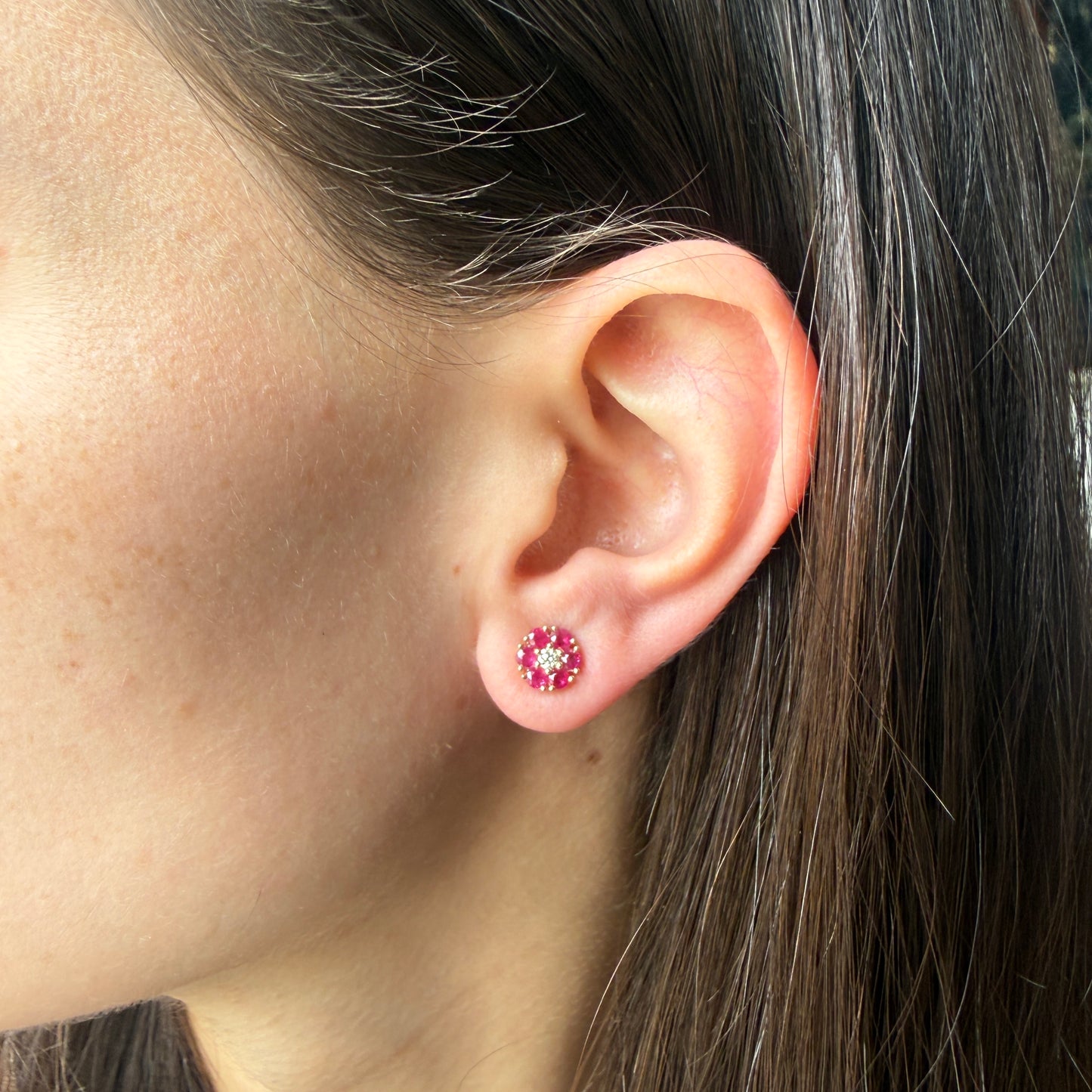 Aretes en oro amarillo 10K en forma de flor con rubíes redondos y diamantes central 0.10ctw