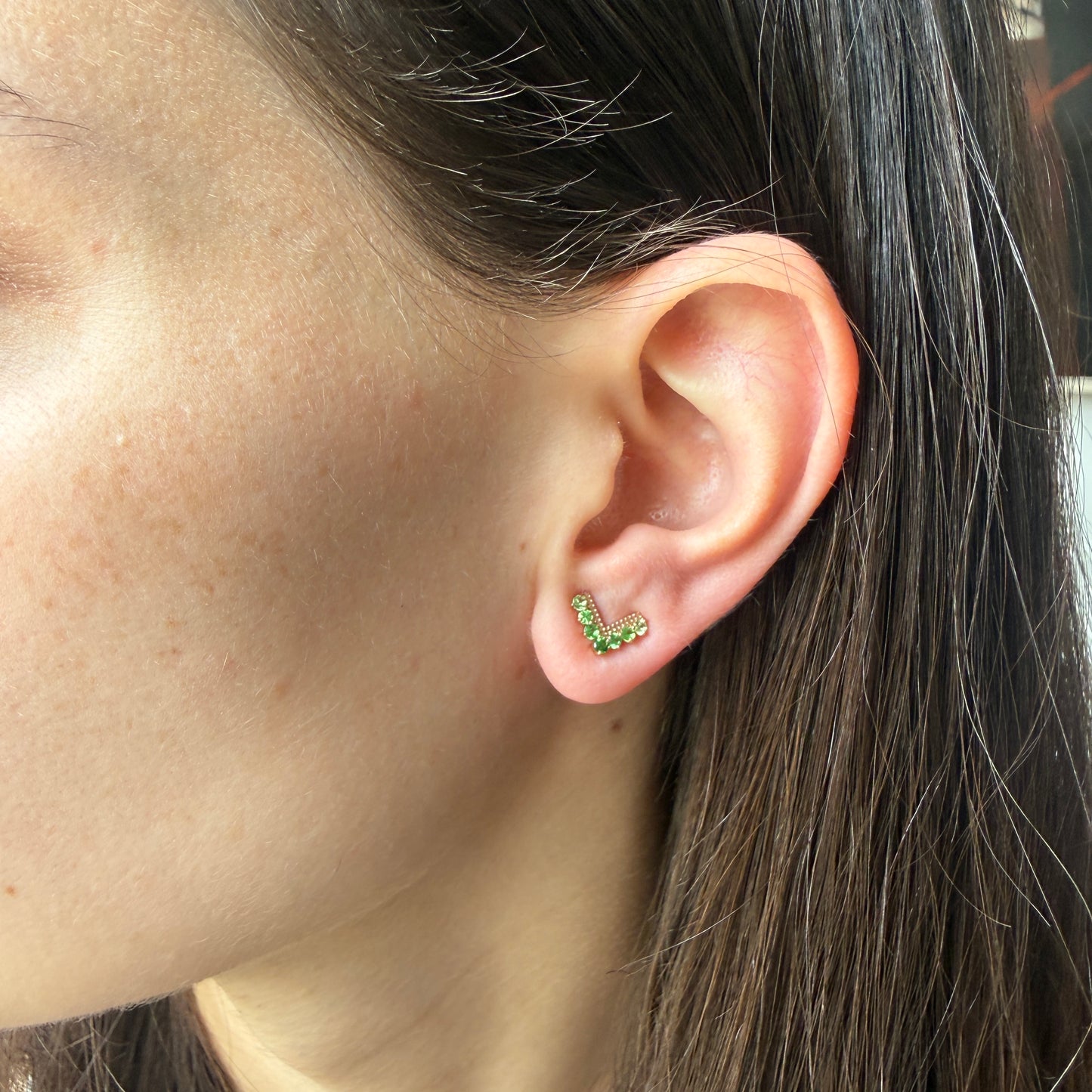 Aretes en forma de V en oro rosa 10K con esmeraldas granate Tsavorite y peridot