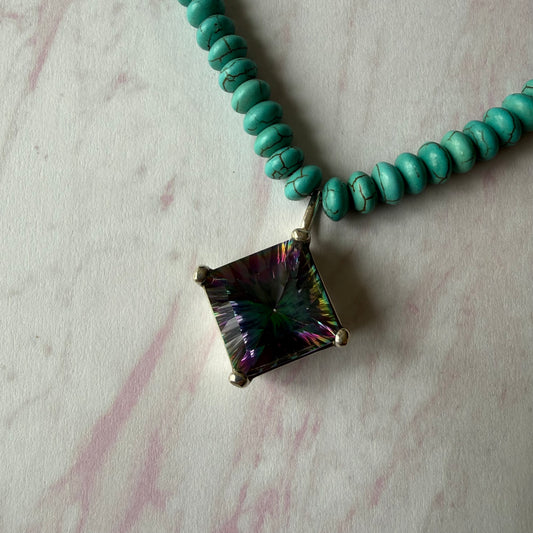 Collar de magnesita turquesa con dije de plata y topacio místico en rombo