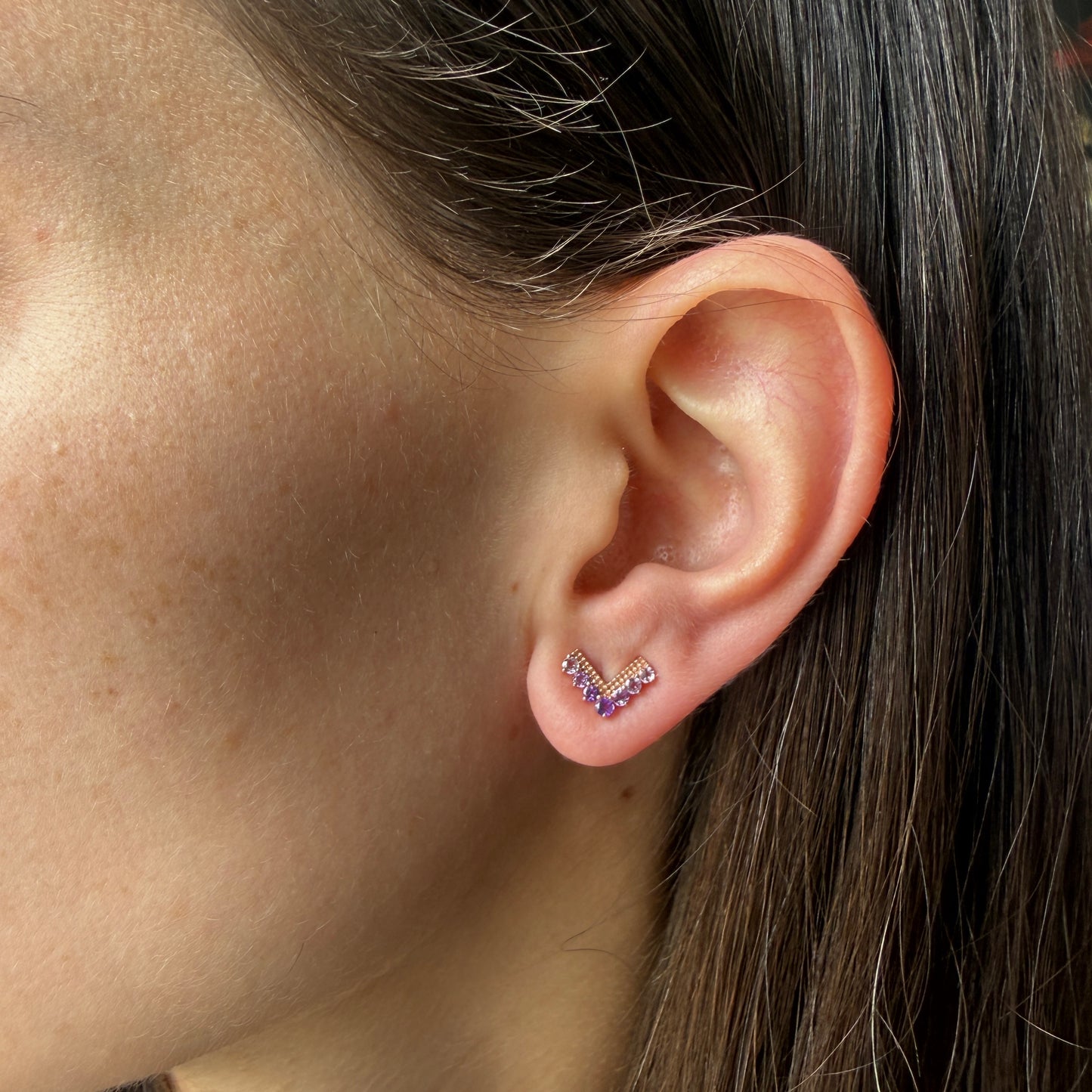 Aretes en forma de V en oro rosa 10K con amatistas