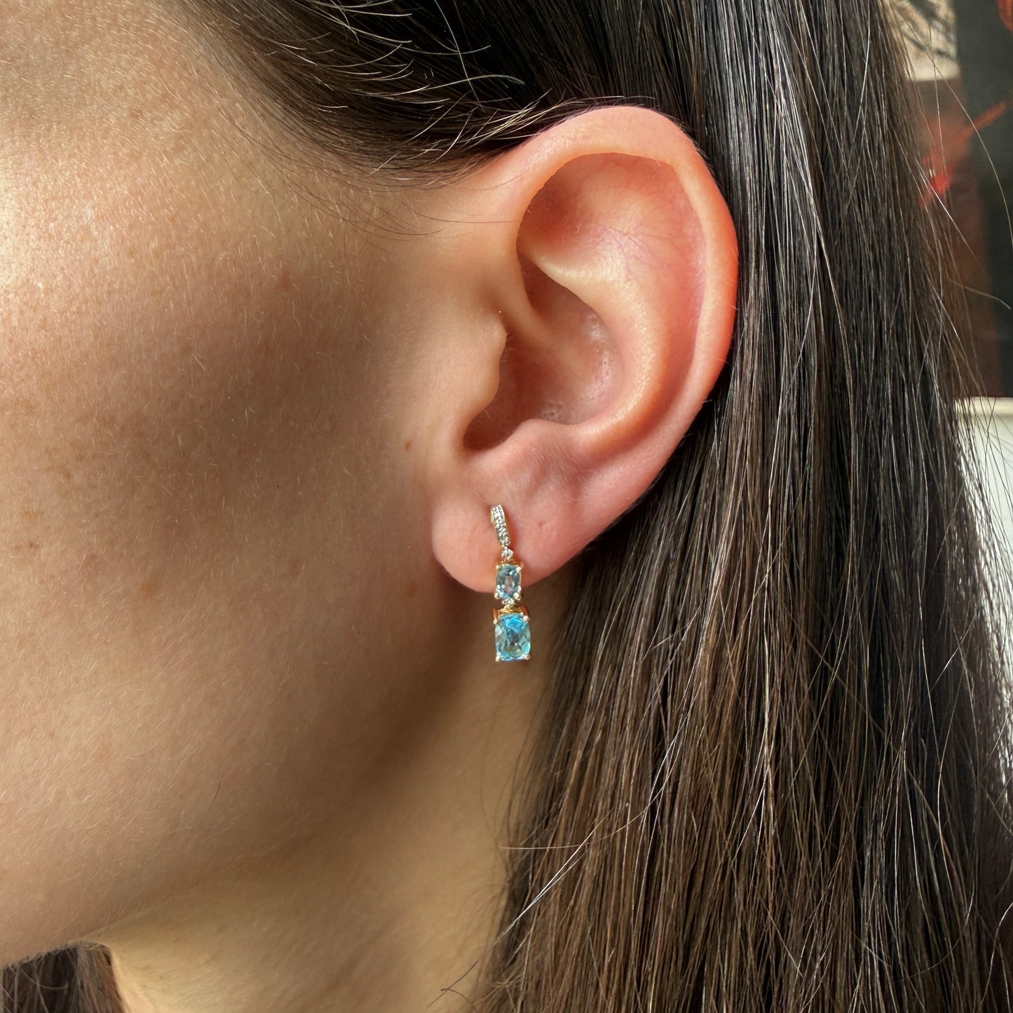 Aretes en oro amarillo 10K con dos topacios colgantes y diamantes
