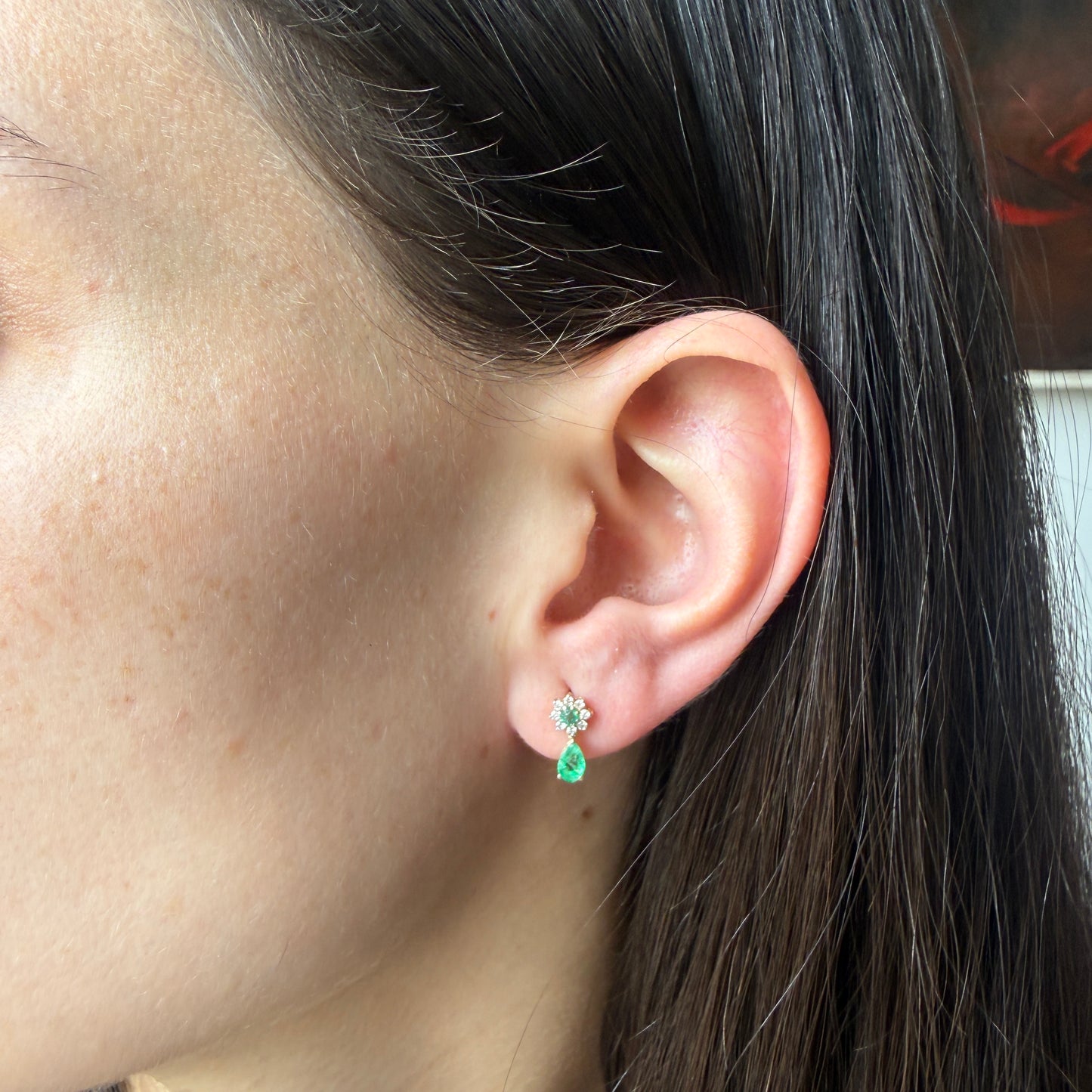 Aretes en oro amarillo 10K con flor de diamantes y centro de esmeralda y gota de esmeralda