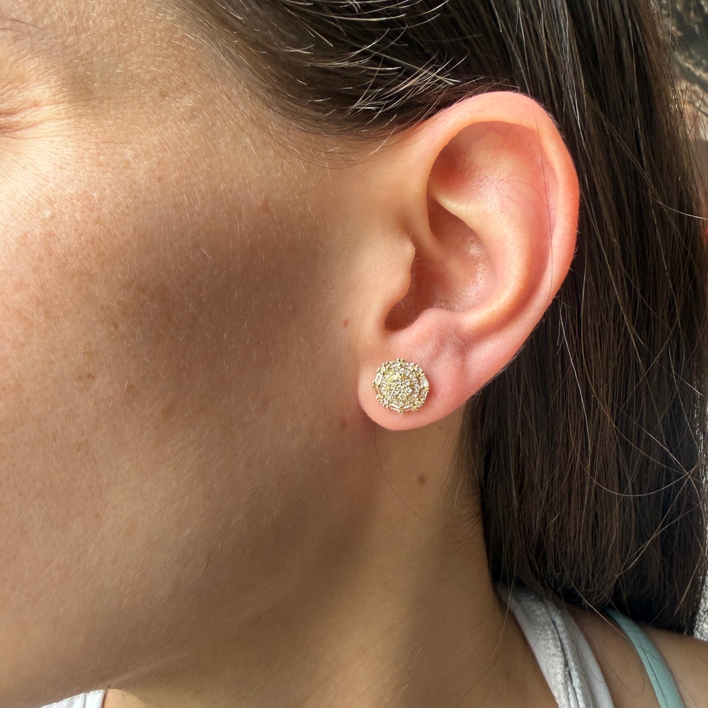 Aretes en oro amarillo 10K con diamantes redondos y corte baguette 0.45ctw con tope rosca