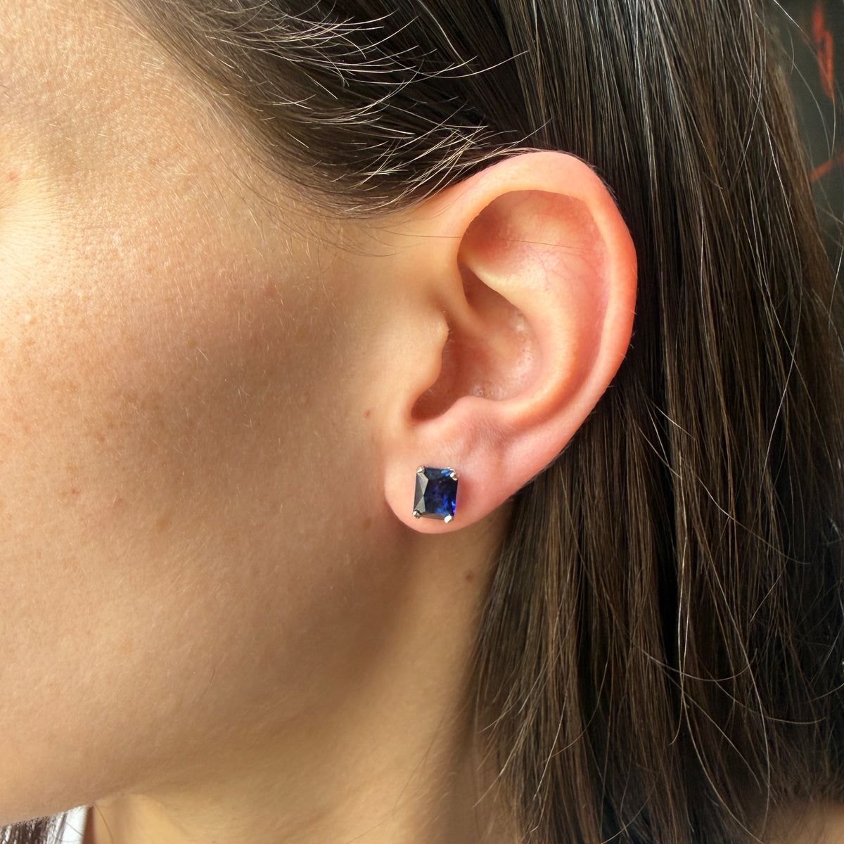 Aretes studs en plata con zafiros de laboratorio rectangulares