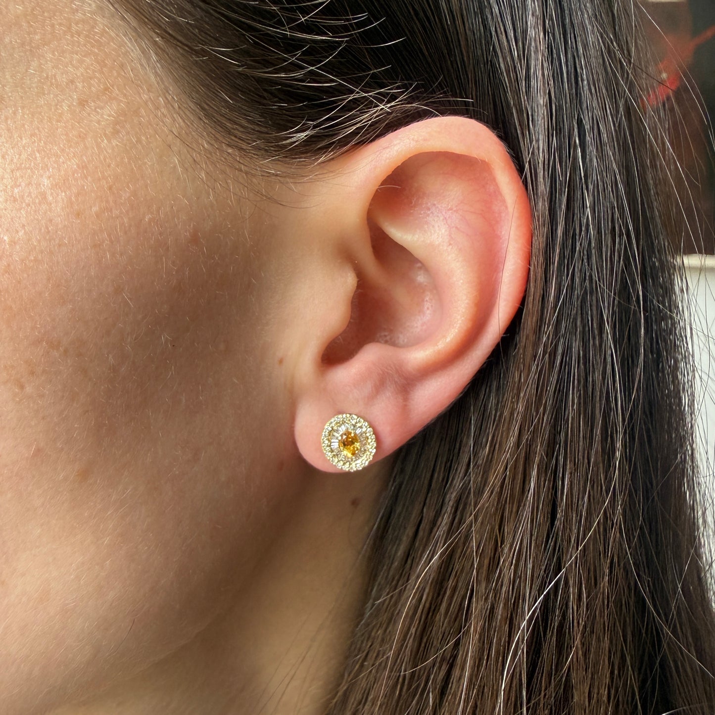 Aretes en oro amarillo 10K con citrino ovalado y halo de diamantes redondos y baguettes 0.40ctw