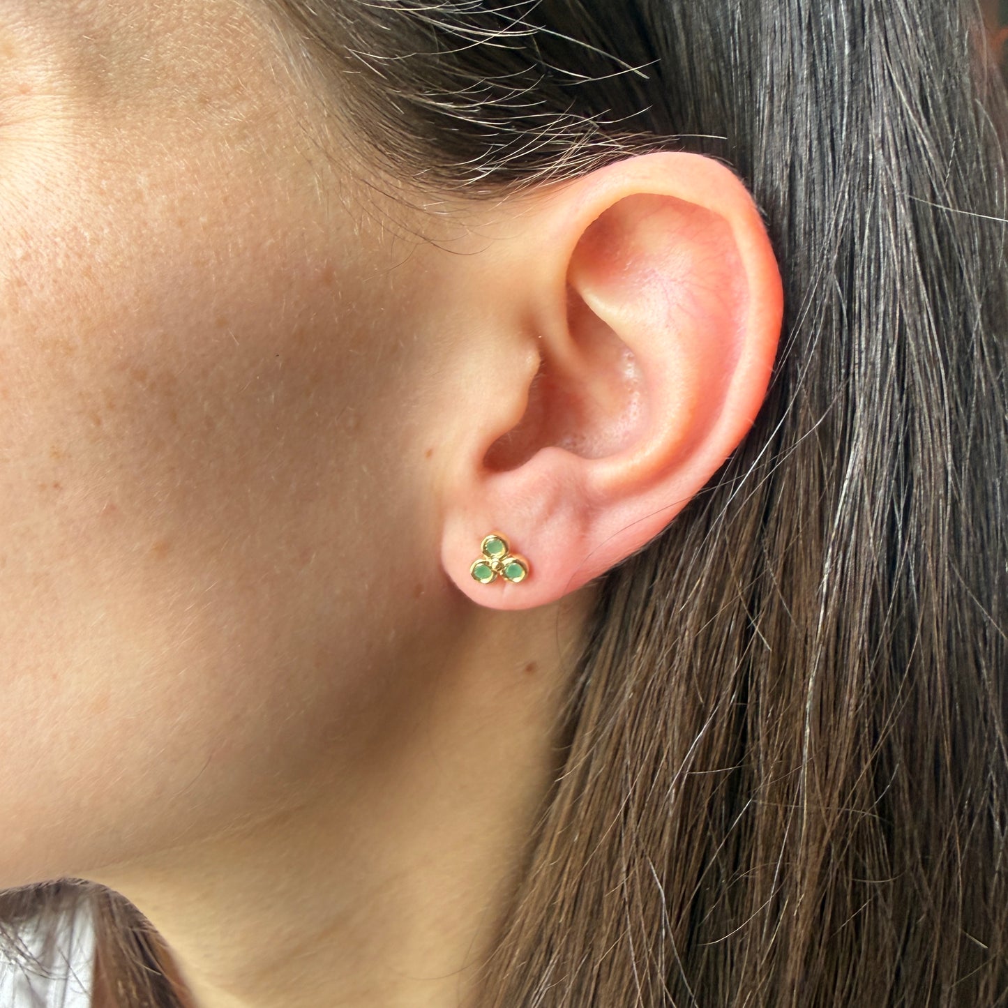 Aretes en oro amarillo 14K con tres esmeraldas redondas