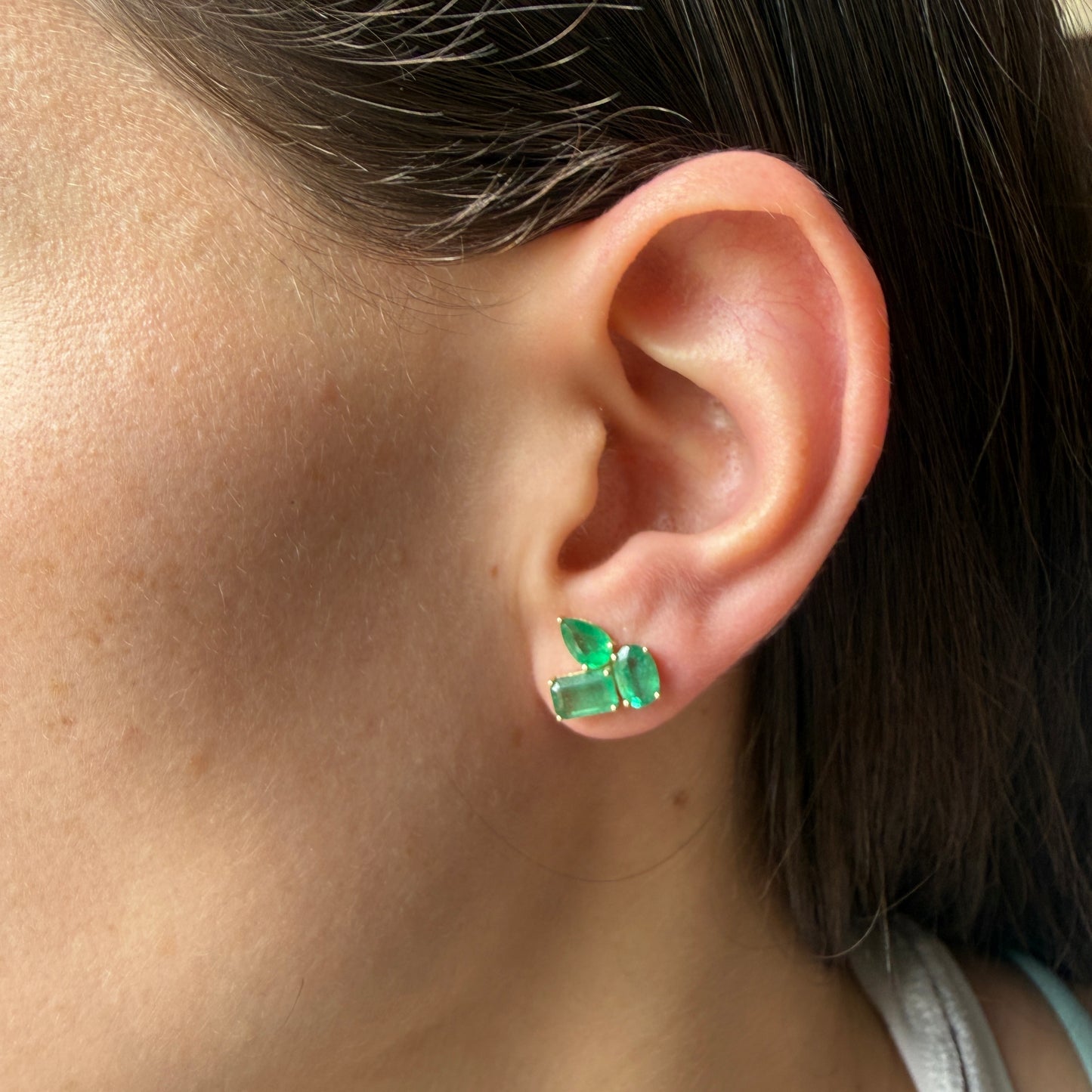 Aretes en oro amarillo 10K con esmeraldas en distintas formas 3ctw