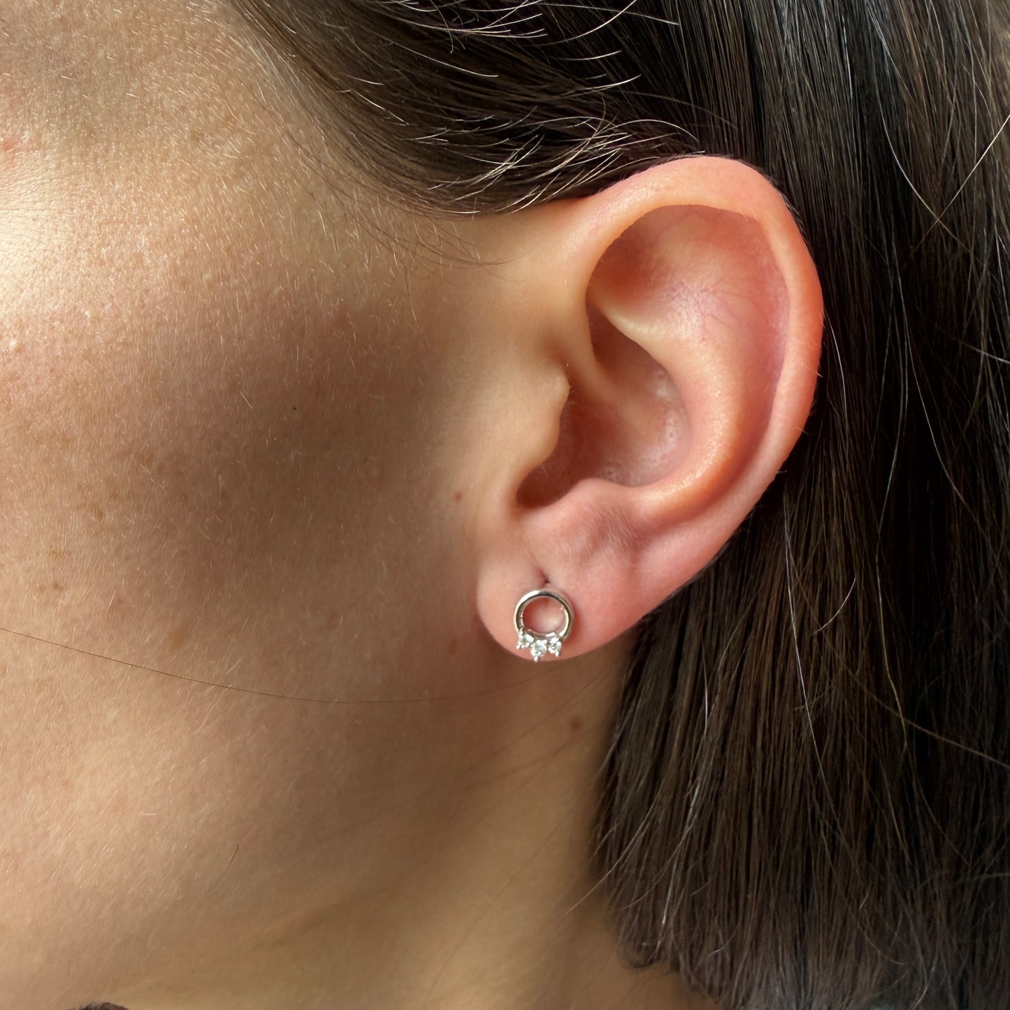 Aretes en plata mini círculo con tres diamantes 0.10ctw