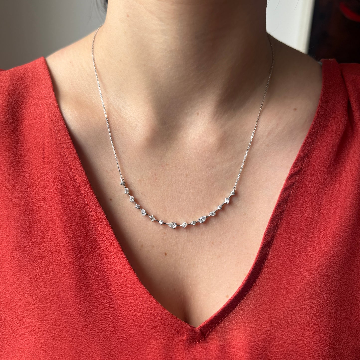 Collar en plata con curva de diamantes de varias formas de laboratorio 1.52ctw
