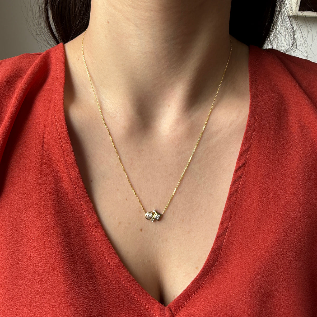 Collar en oro amarillo 10K con dije de diamantes de laboratorio en varias formas 0.33ctw