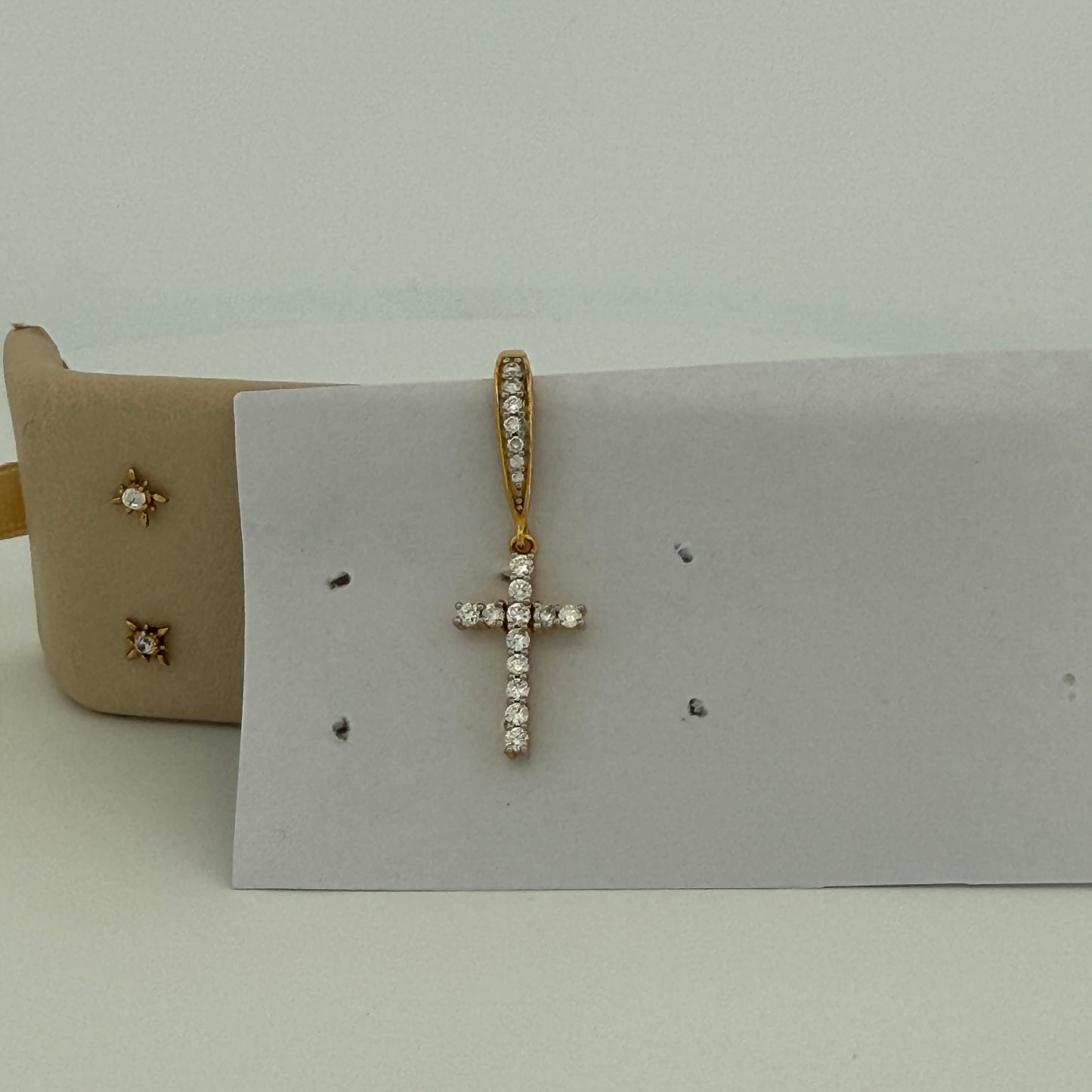 Aretes gancho de plata con baño de oro amarillo con cruz colgante con diamantes de laboratorio 0.70ctw
