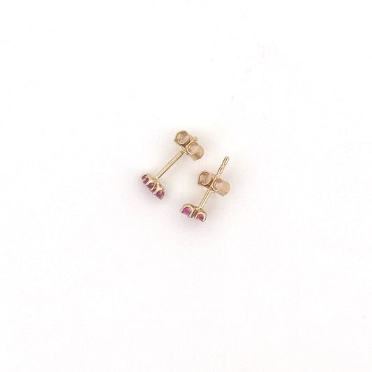 Aretes en oro amarillo 14K con tres zafiros rosa redondos