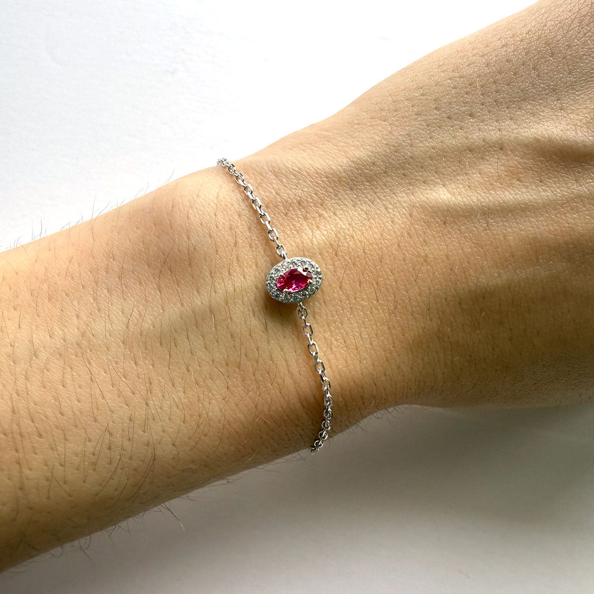 Pulsera de plata con circonita roja ovalada y halo de circonitas blancas