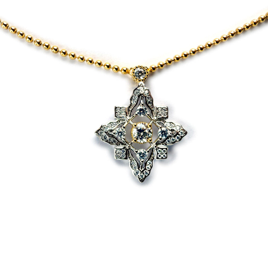 Collar de plata con baño de oro amarillo y dije de cuatro puntas con circonitas