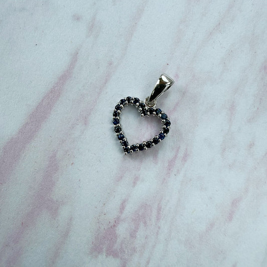 Dije de oro blanco 10K en forma de corazón con zafiros 0.37ctw