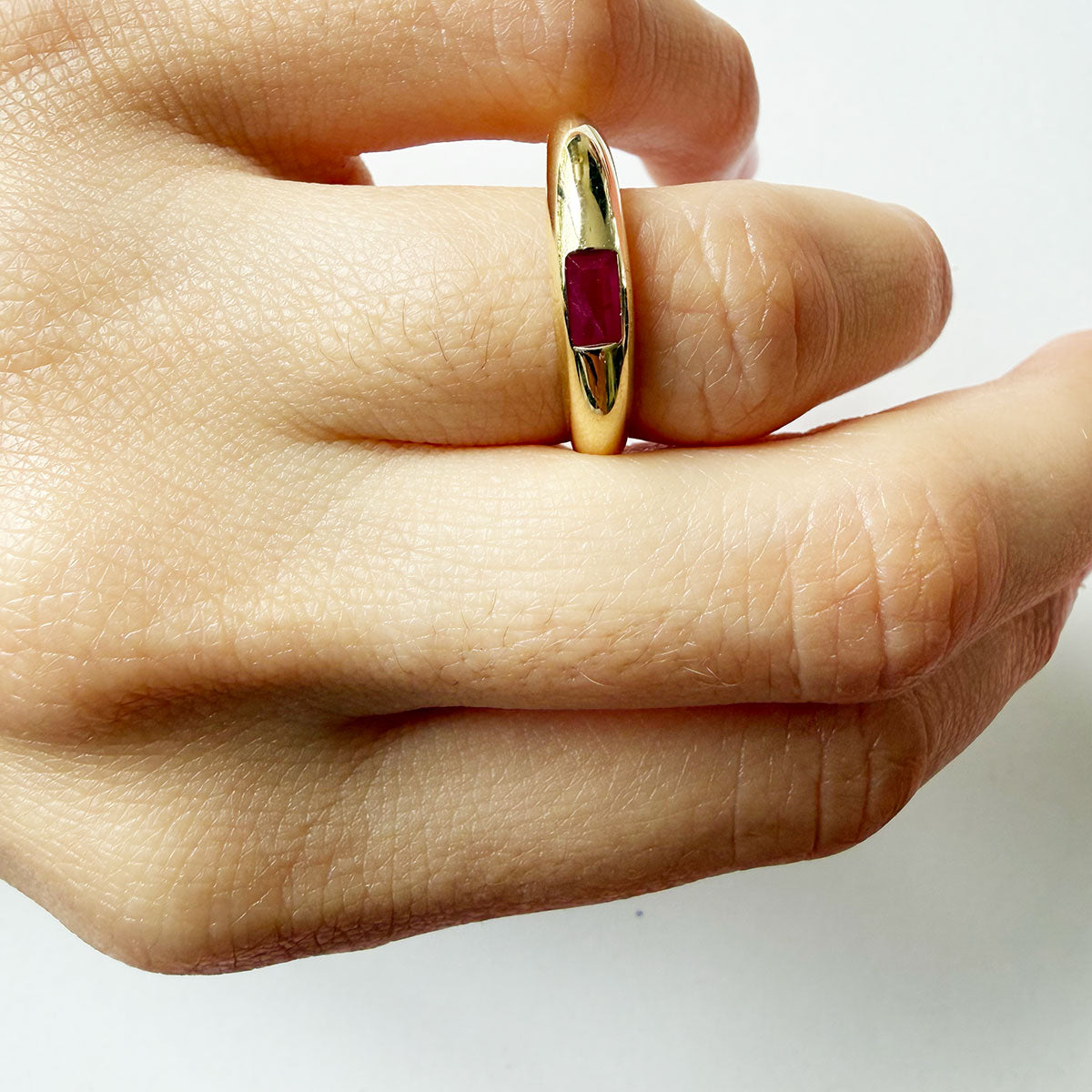 Anillo en oro amarillo 14K con rubí corte esmeralda 0.30ct