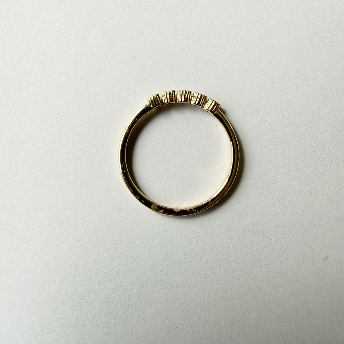 Anillo en oro amarillo 14K con cinco diamantes biselados 0.07ctw