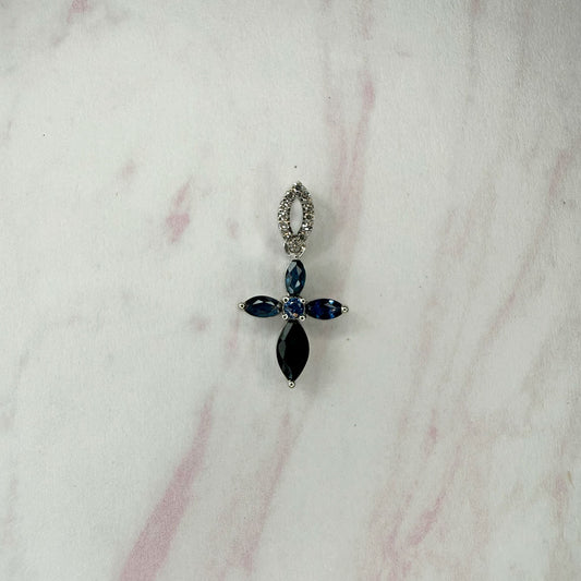 Dije en forma de cruz de zafiros en oro blanco 10K y diamantes 0.05ctw
