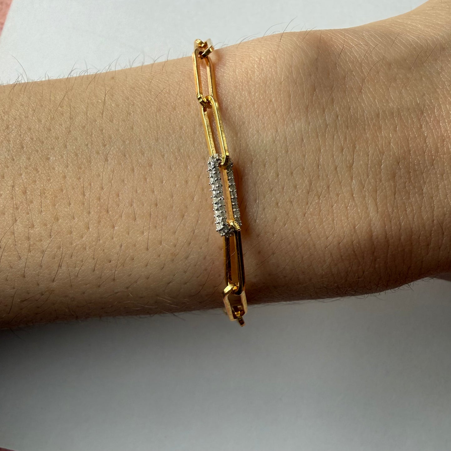 Pulsera paper clip de plata con baño de oro y eslabón de diamantes 0.15ctw