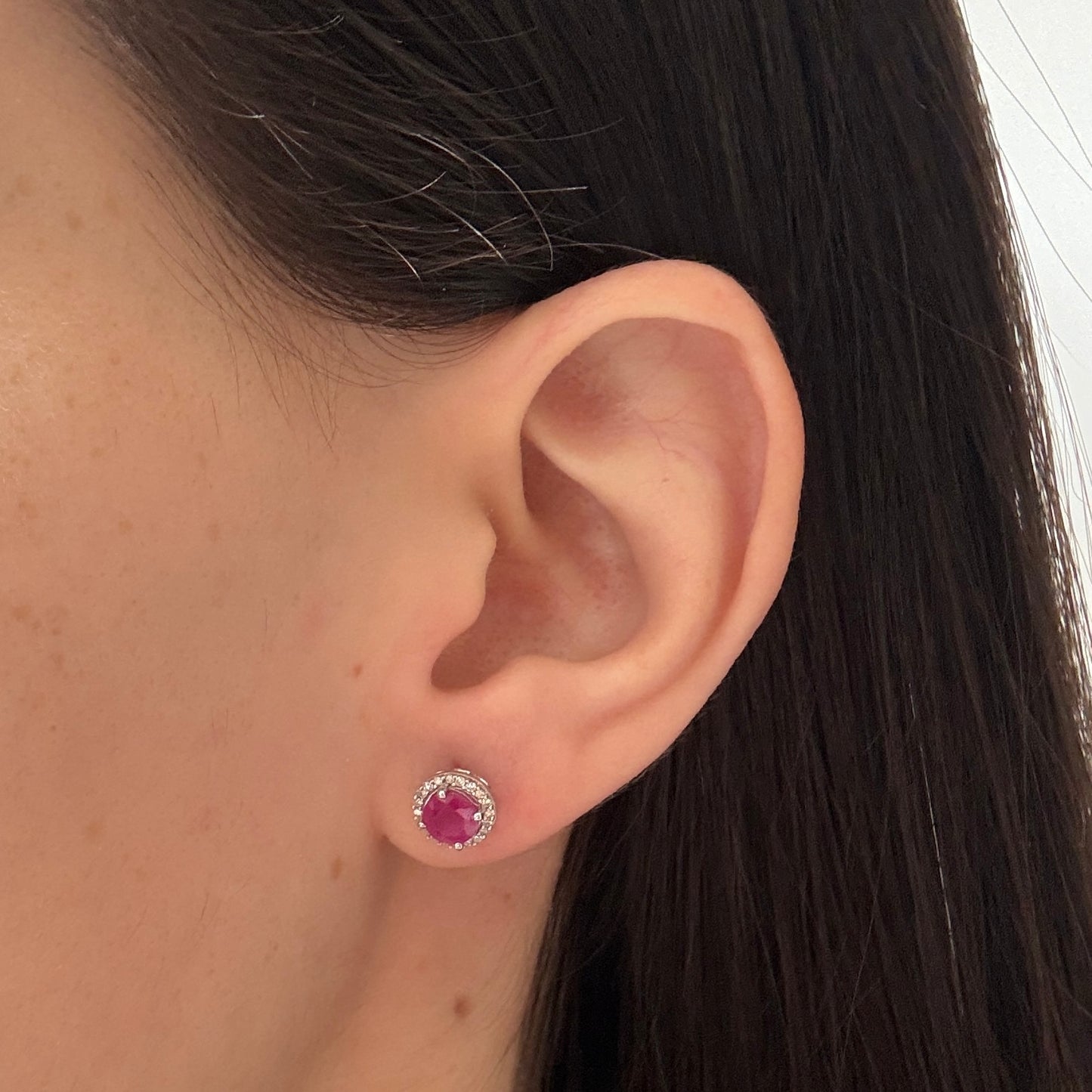Aretes de plata con rubí y halo de diamantes 0.10ctw