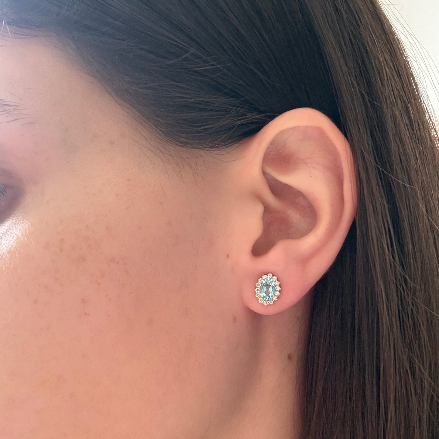 Aretes en oro amarillo 10k con topacios azules ovalados y halo de diamantes 0.35ctw