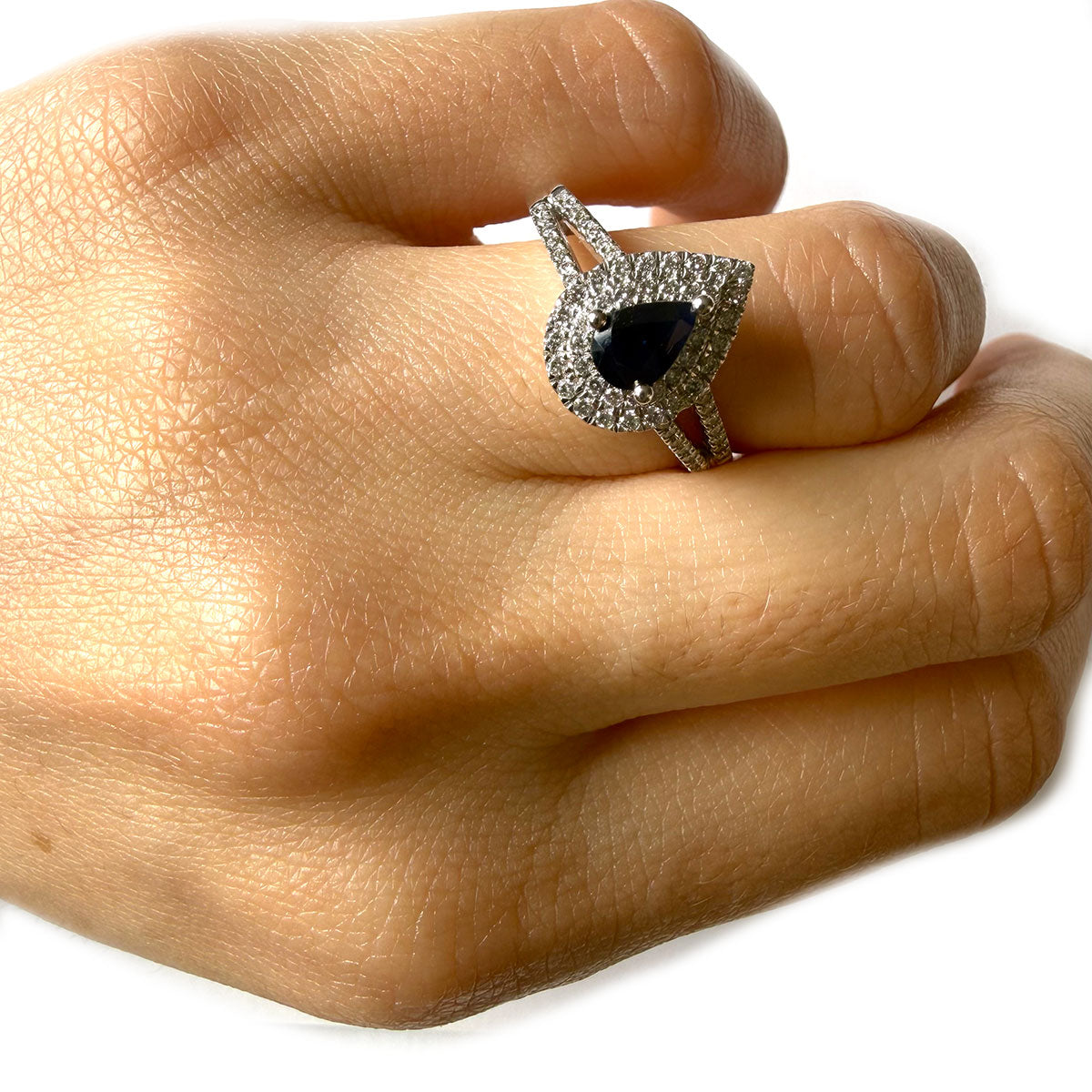 Anillo en oro blanco 14K con zafiro corte pera 0.5ct y diamantes 0.33ctw