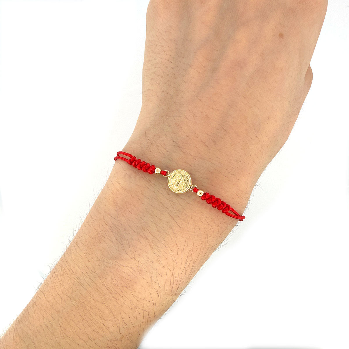 Pulsera de cordón rojo con medalla de San Benito pequeña en oro amarillo 14K