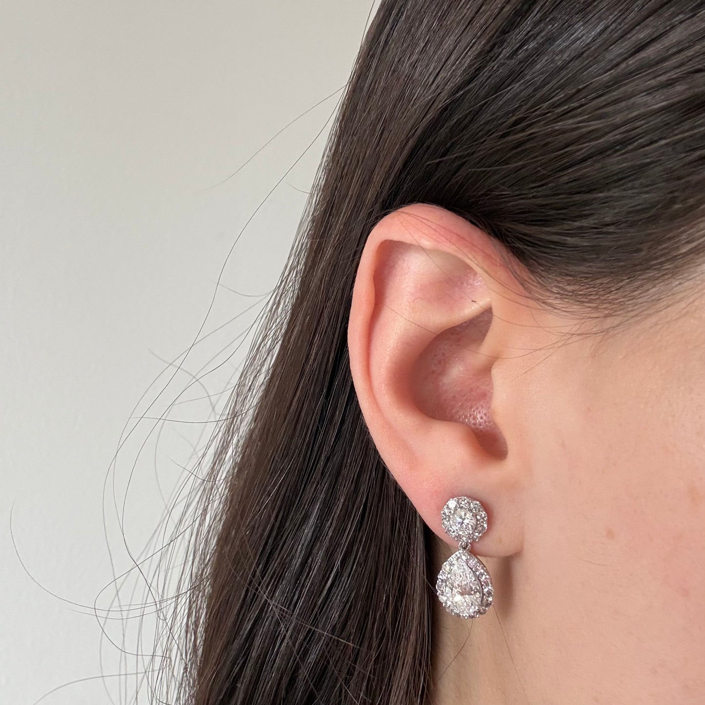 Aretes en oro blanco 14K con diamantes de laboratorio 3.5ctw colgantes de corte pera con halo