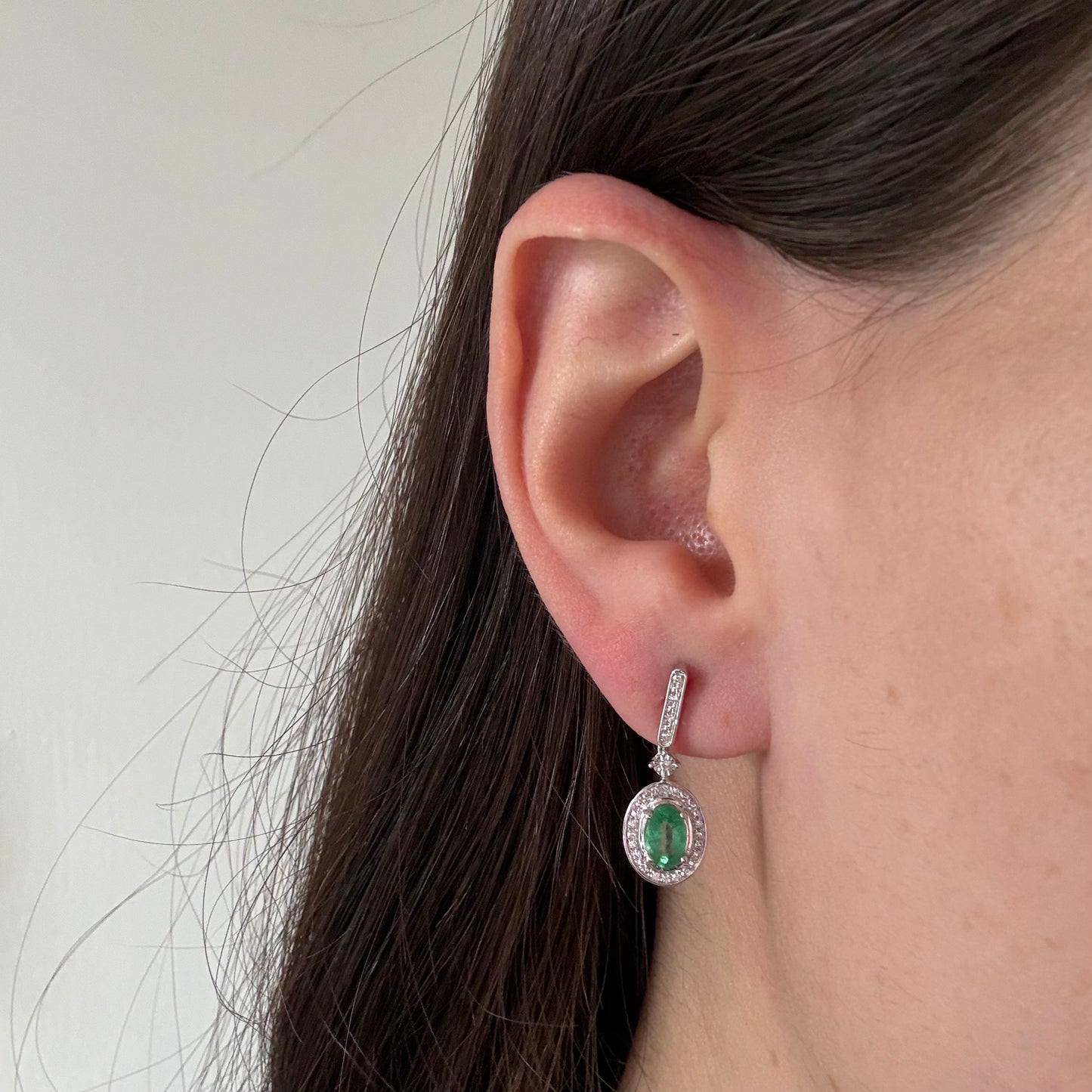 Aretes en oro blanco 10K con barrita de diamantes y colgante de esmeralda ovalada con halo de diamantes 0.11ctw