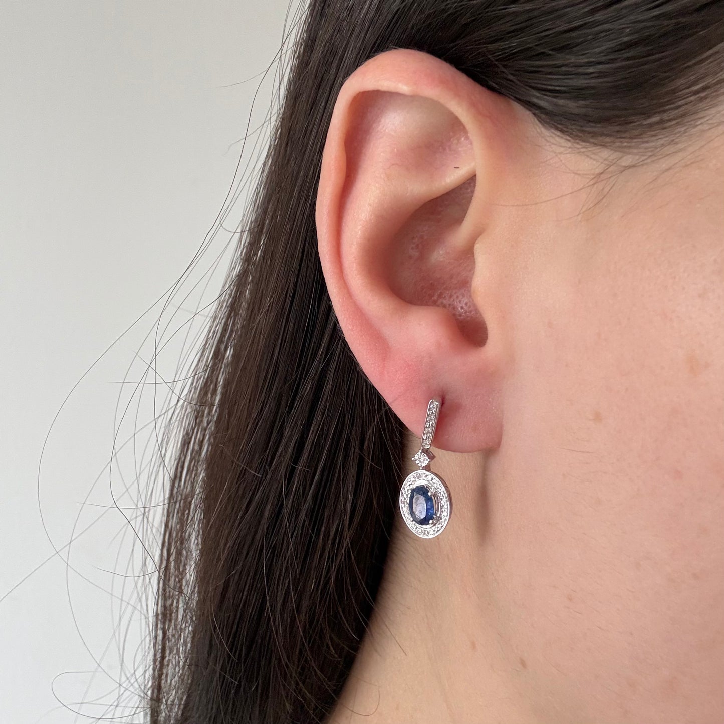 Aretes en oro blanco 10K con barrita de diamantes y colgante de zafiro ovalado con halo de diamantes 0.11ctw