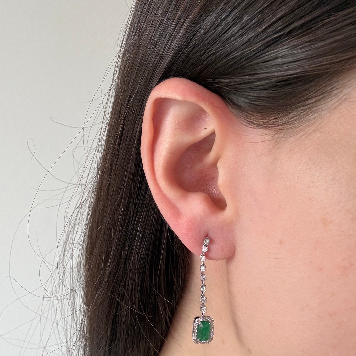 Aretes en oro blanco 14K con esmeraldas y diamantes 0.50ctw