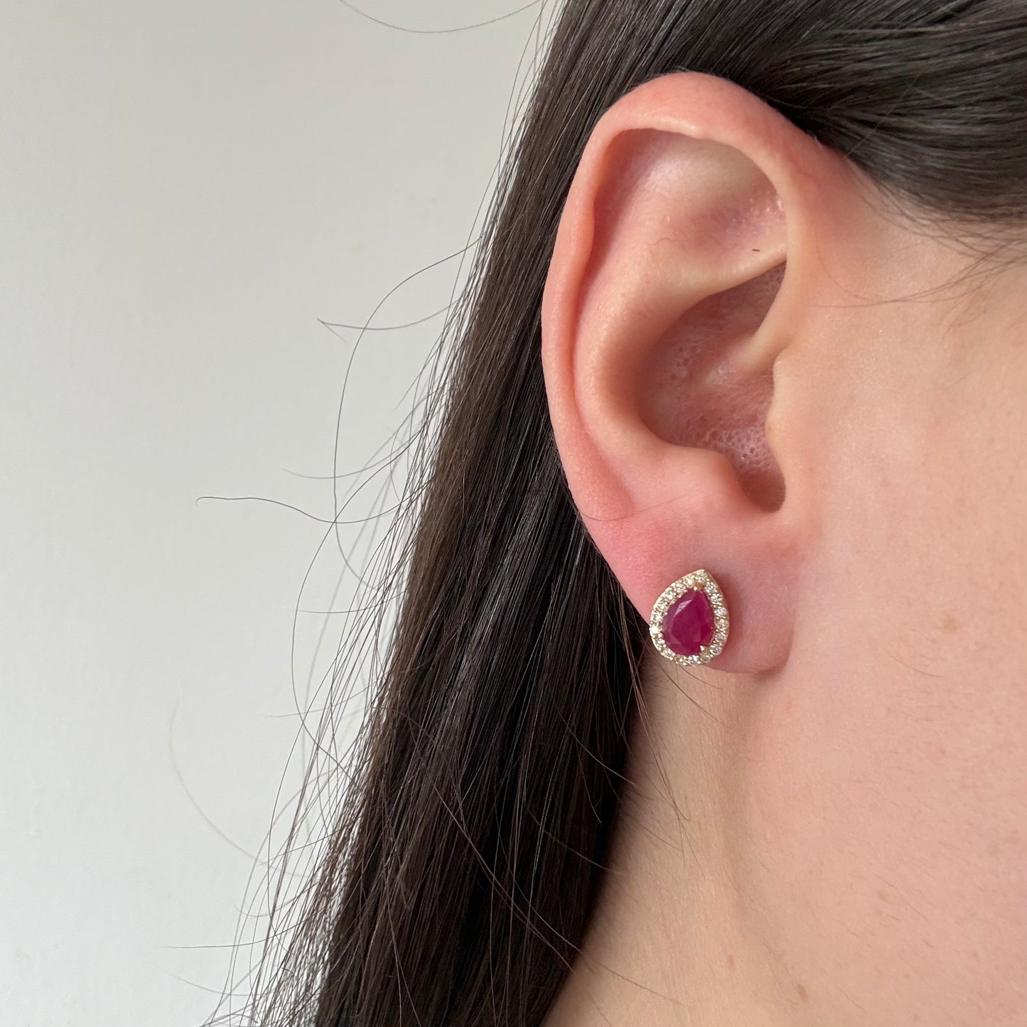 Aretes en oro amarillo 10K con rubí corte pera y halo de diamantes 0.30ctw con broche rosca