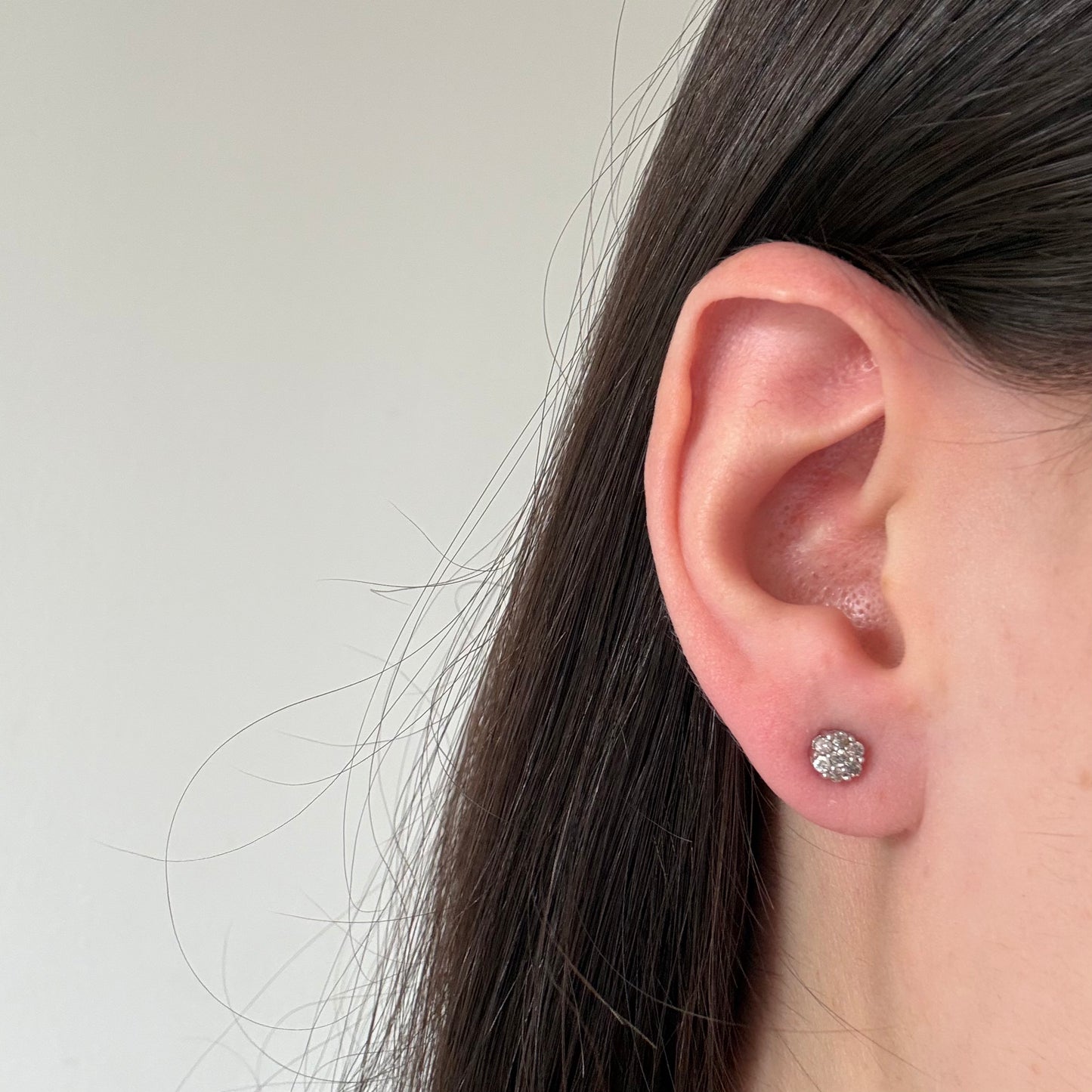 Aretes tipo cluster en oro blanco de 10K con diamantes 0.25ctw