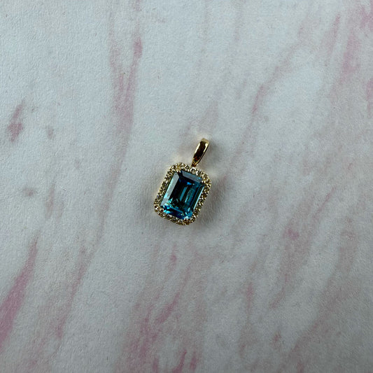 Dije en oro amarillo 14K con topacio azul 1.5ct y halo de diamantes 0.13ctw