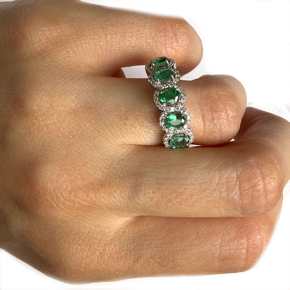 Anillo en oro blanco 14K con esmeraldas ovaladas y diamantes 0.33ctw