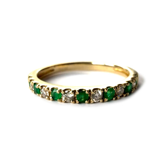 Anillo medio cintillo en oro amarillo 10K con esmeraldas y diamantes 0.17ctw