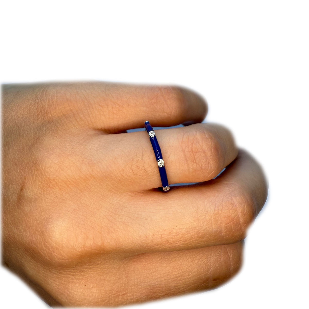 Anillo de plata con esmalte azul marino y zafiros blancos