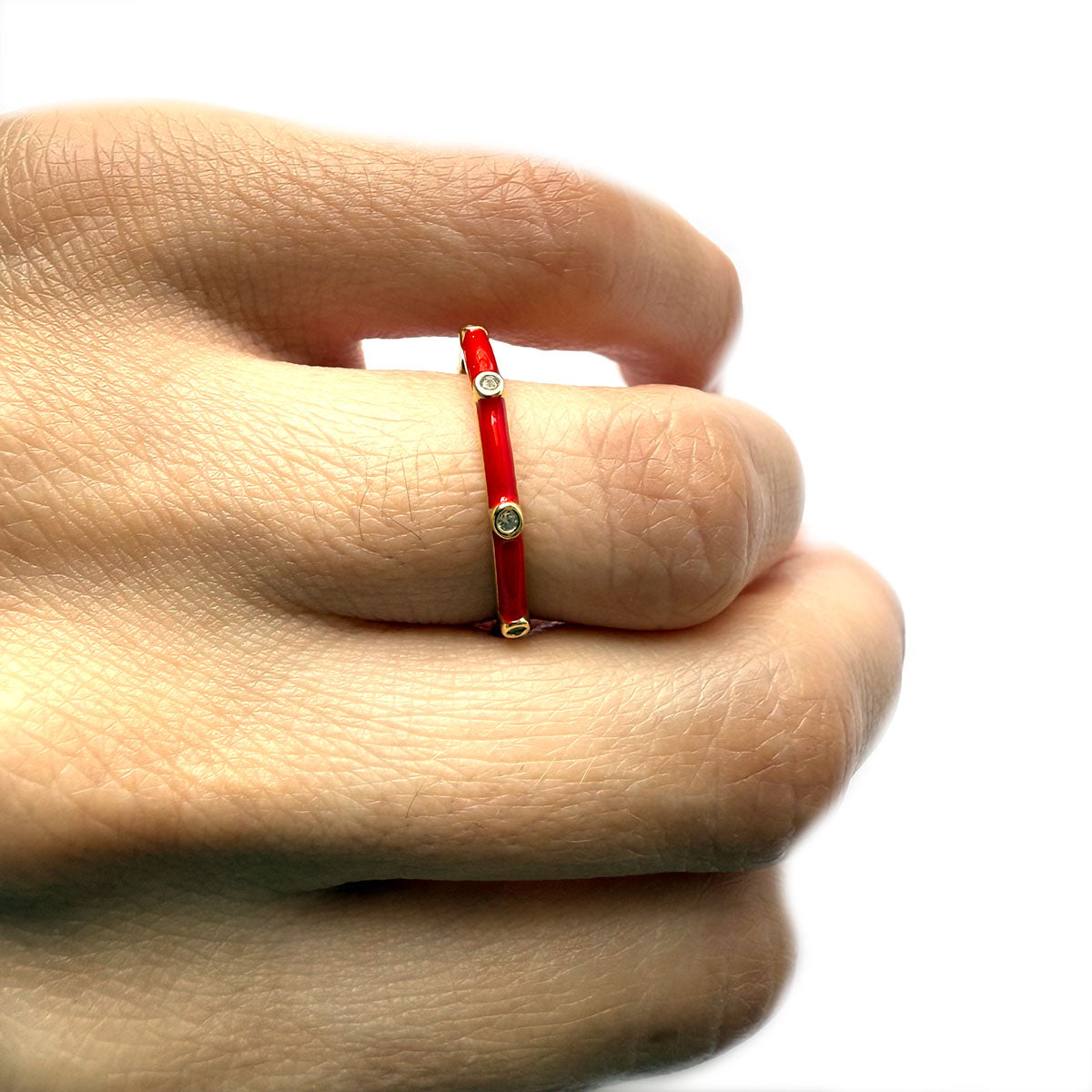 Anillo de plata con baño de oro con esmalte rojo y zafiros blancos